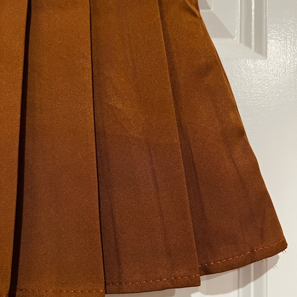 Brown pleated skirt with undershorts NWOT - Picture 3 of 4